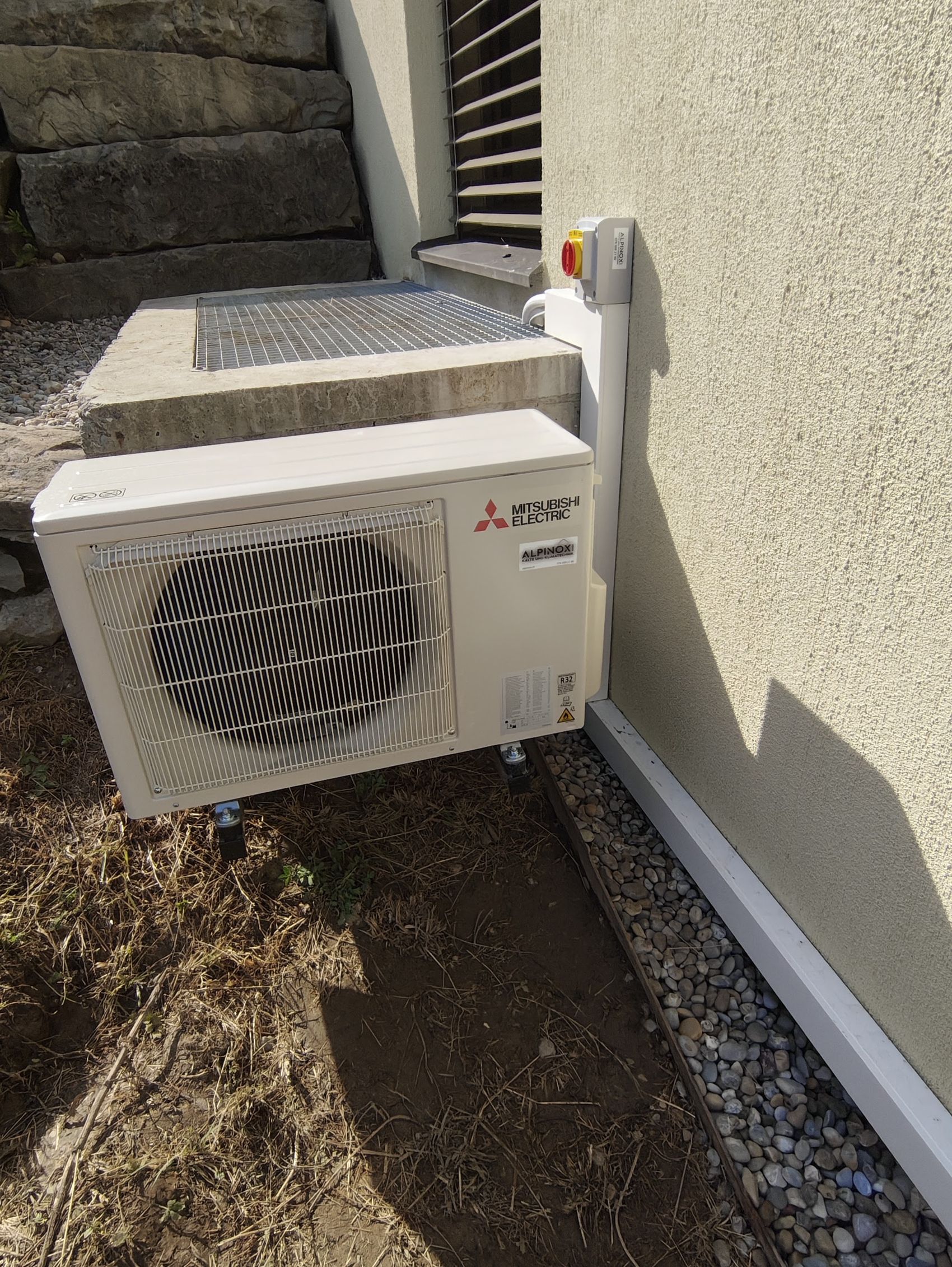 Aussengerät einer Klimaanlage an einer Hauswand