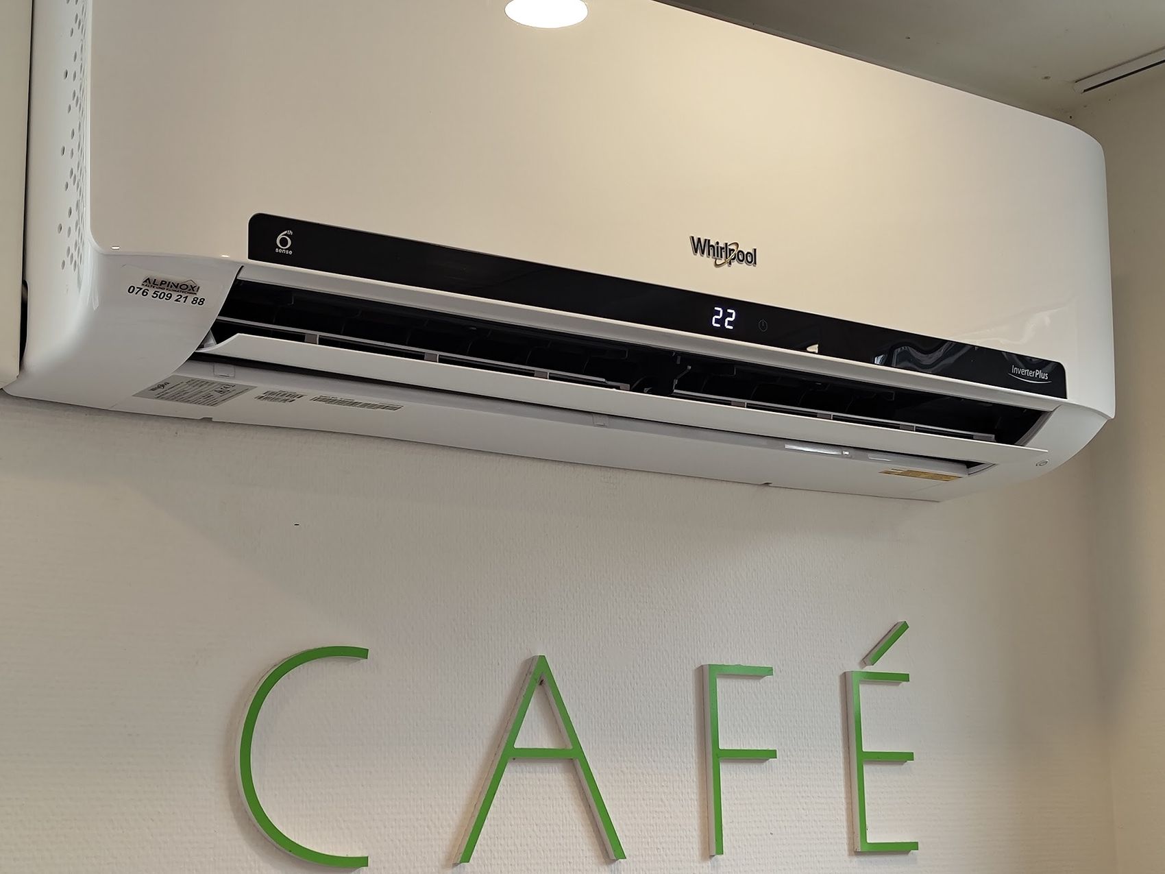 Wand-Klimagerät über dem Schriftzug Café